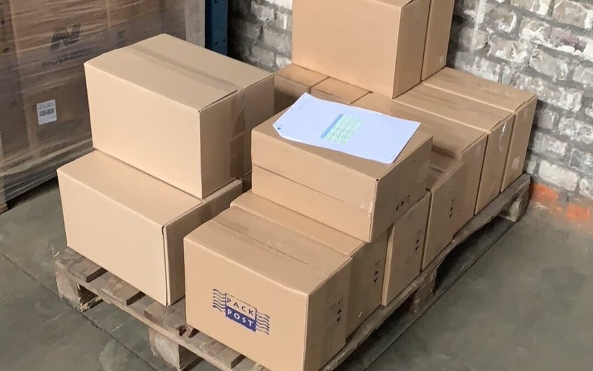 Короба с маркировкой на паллете на складе Packpost